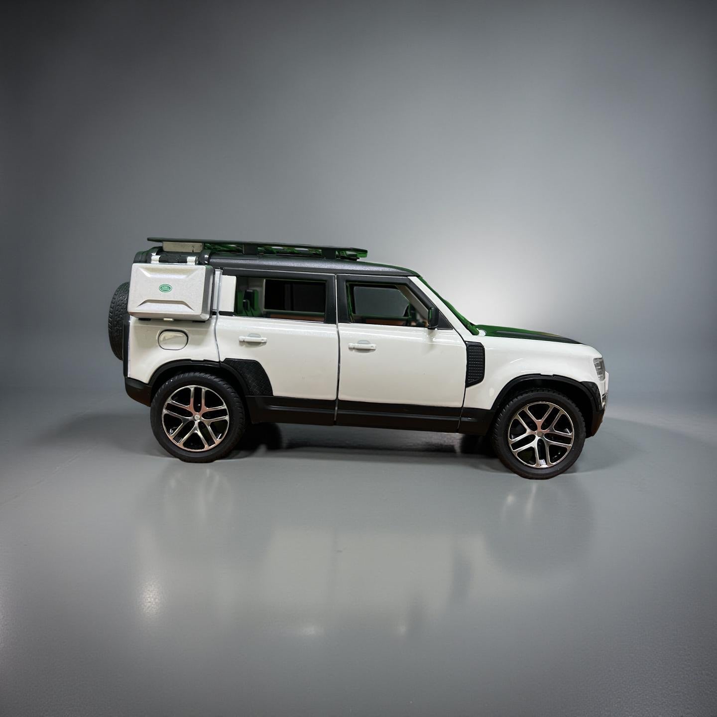 DEFENDER 4x4 Metal SUV Toy Car – Openable Doors, Lights & Sounds, Pull-Back Action